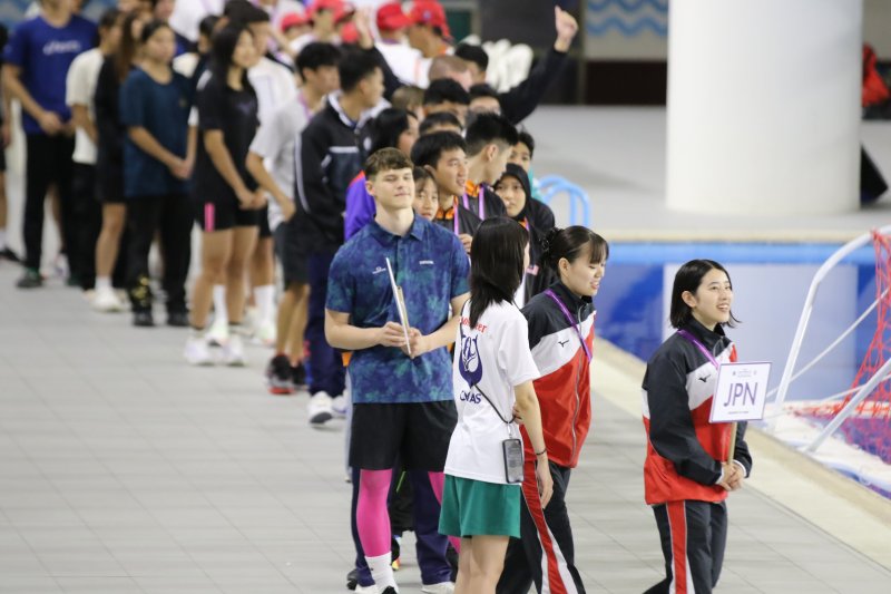 選手及裁判進場，展現團隊精神及奪牌決心。