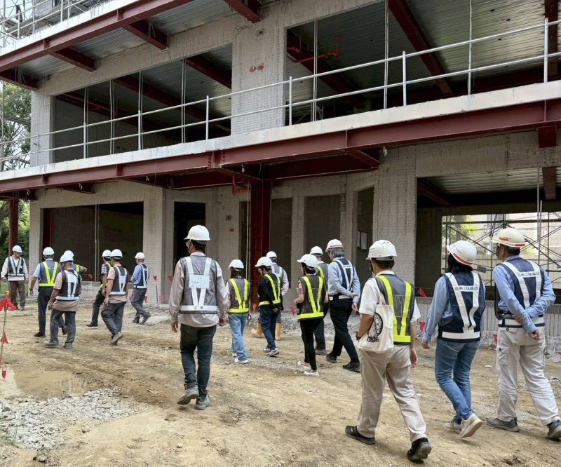 吳立森局長至楠梓區「藍田國小」視察新建工程，預計115年6月底完工，115學年度招收一至五年級232名學生。
