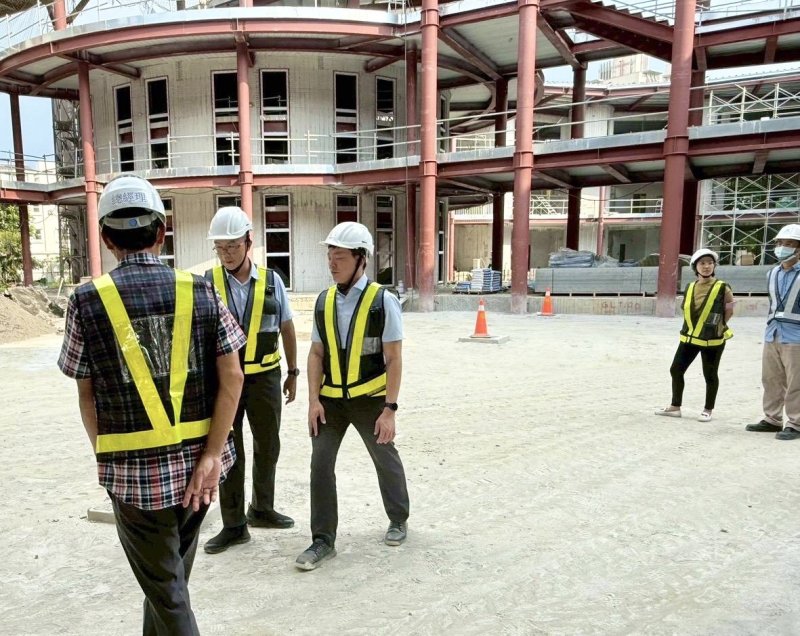 吳立森局長至楠梓區「藍田國小」視察新建工程，預計115年6月底完工，115學年度招收一至五年級232名學生。