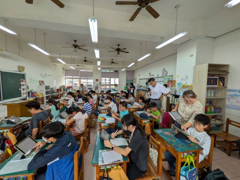 日本教授率團訪博愛國小，驚嘆台灣因材網最先進。（高雄市教育局提供）