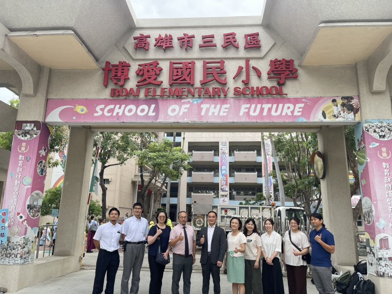 日本教授率團訪博愛國小，驚嘆台灣因材網最先進。（高雄市教育局提供）