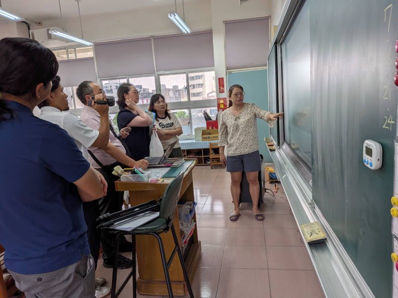 日本教授率團訪博愛國小，驚嘆台灣因材網最先進。（高雄市教育局提供）