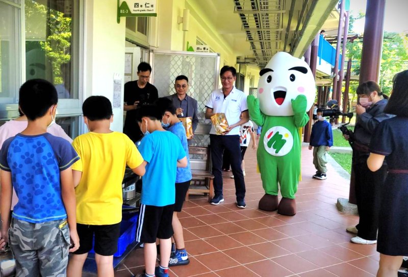 美濃147好米入校園，學童午餐飄家鄉情。