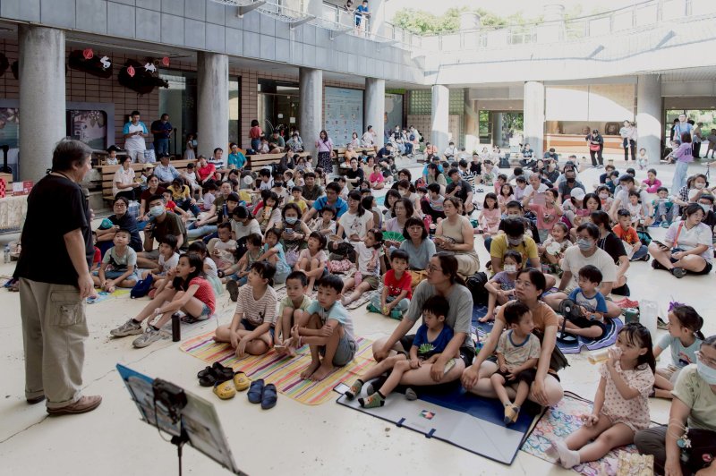 胖叔叔說月亮故事，中秋兒美館獻驚喜。（高兒美提供）館