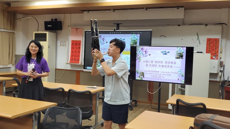 教師餐會中，音樂班學生進行精彩的樂器演出。（記者陳雯萍攝）