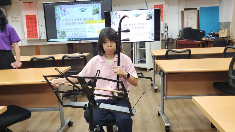 教師餐會中，音樂班學生進行精彩的樂器演出。（記者陳雯萍攝）
