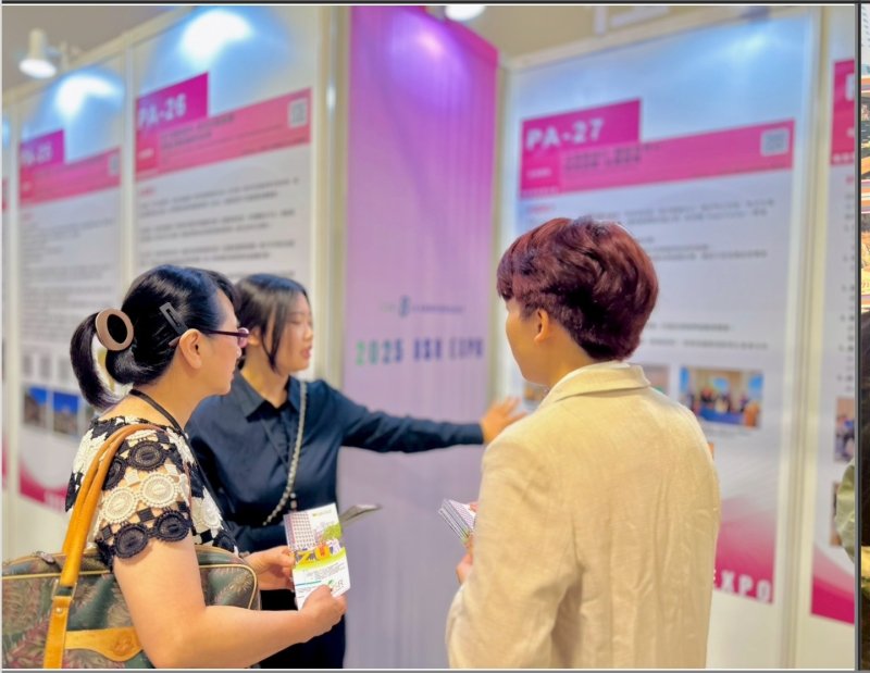 莊慧玲校長(左)至螺絲釘計畫聆聽計畫內容。