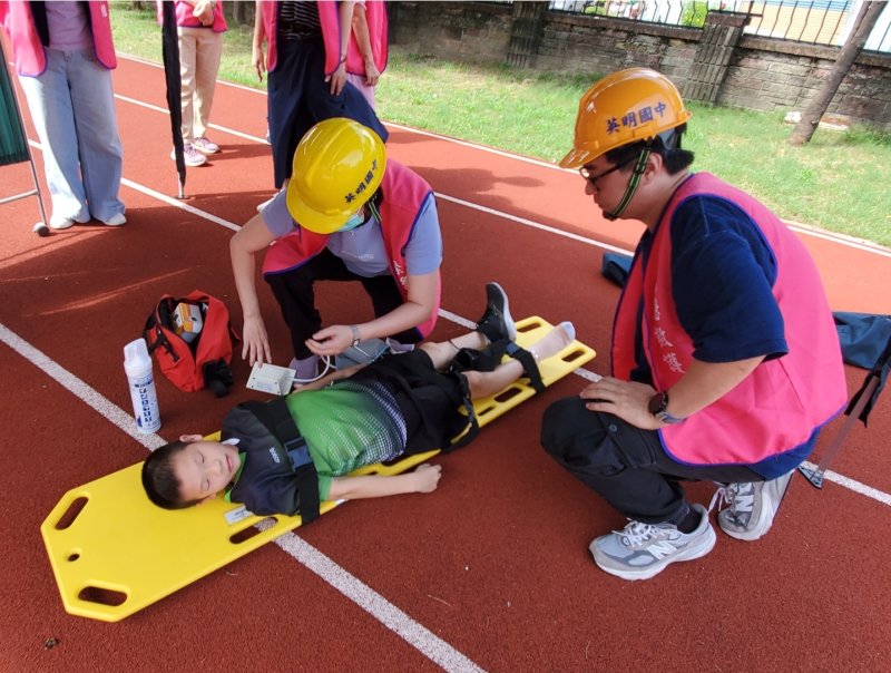 英明國中舉行防災演練，生動逼真。（記者陳雯萍攝）