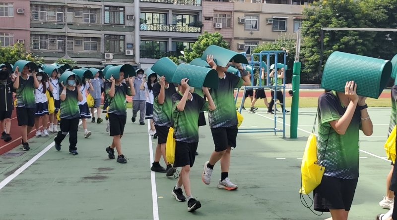 英明國中舉行防災演練，生動逼真。（記者陳雯萍攝）