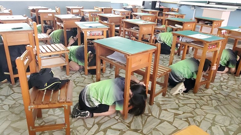 英明國中舉行防災演練，生動逼真。（記者陳雯萍攝）