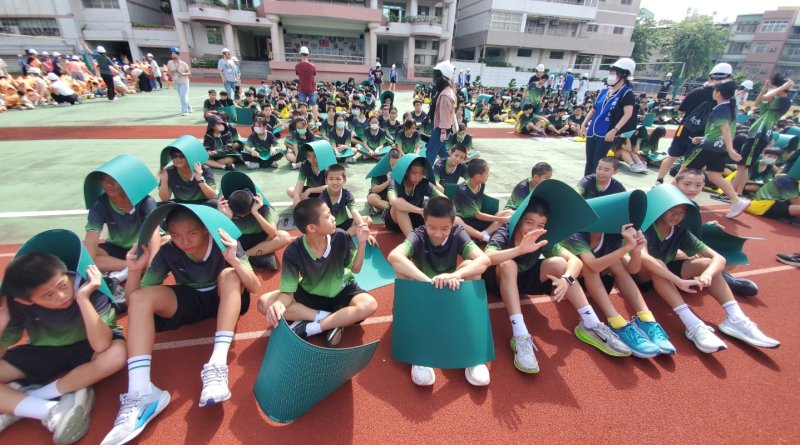 英明國中舉行防災演練，生動逼真。（記者陳雯萍攝）