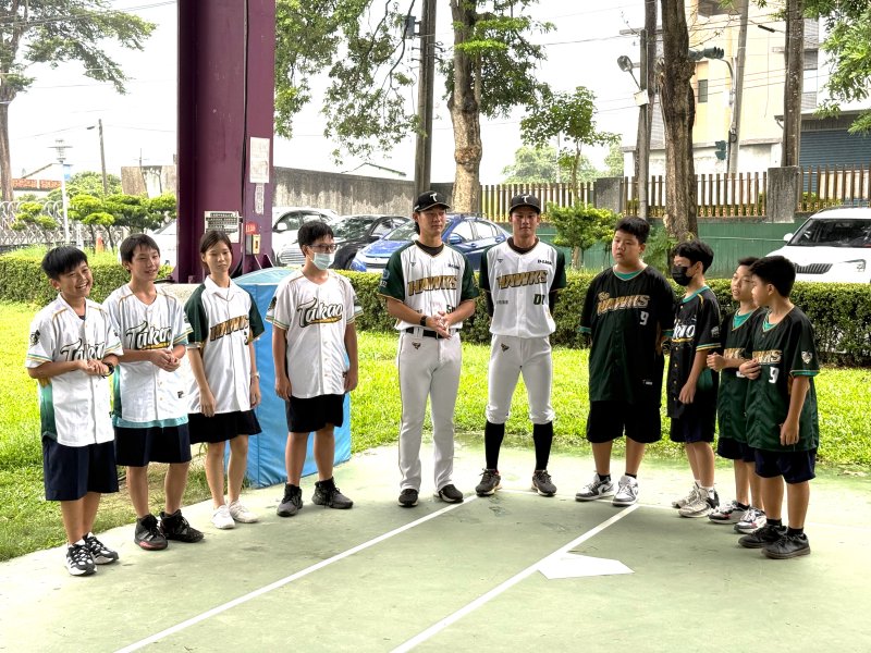 職棒雄鷹飛進溪埔國中，校園熱血棒球魂全開。（教育局提供）
