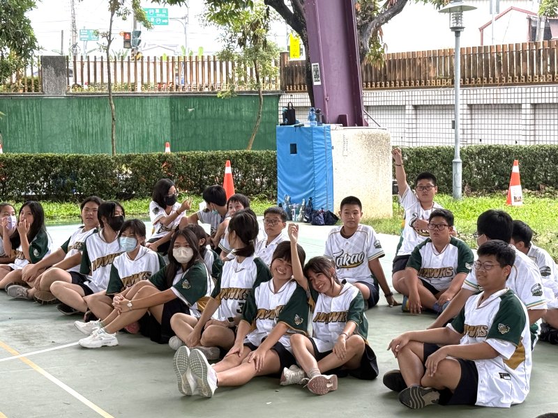 職棒雄鷹飛進溪埔國中，校園熱血棒球魂全開。（教育局提供）