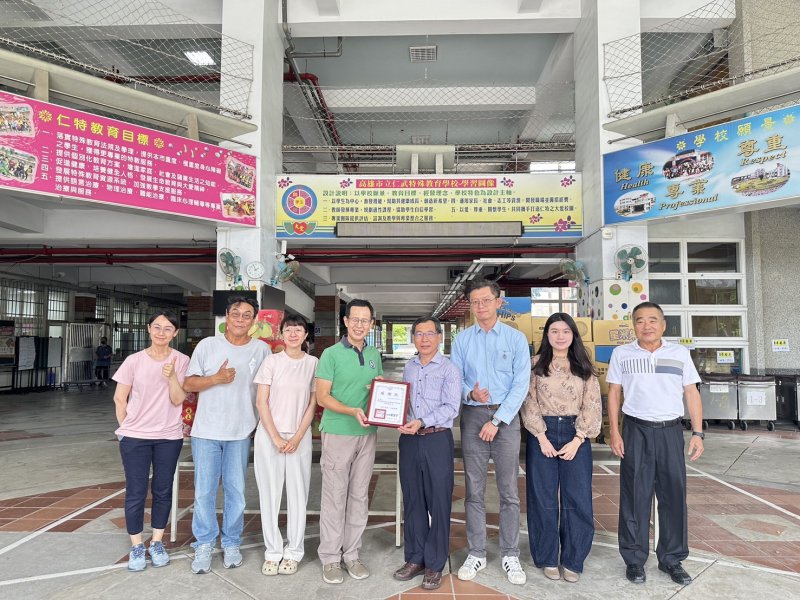 中秋送暖，中油大林煉油廠關懷特教生。（中油大林廠提供）