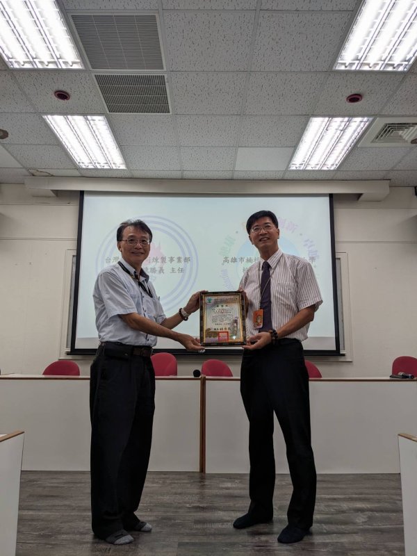 楠梓國小鍾榮茂校長（圖右）頒發感謝狀予中油公司煉製事業部，由資訊室陳勝義主任（圖左）代表接受。（中油公司煉製事業部提供）