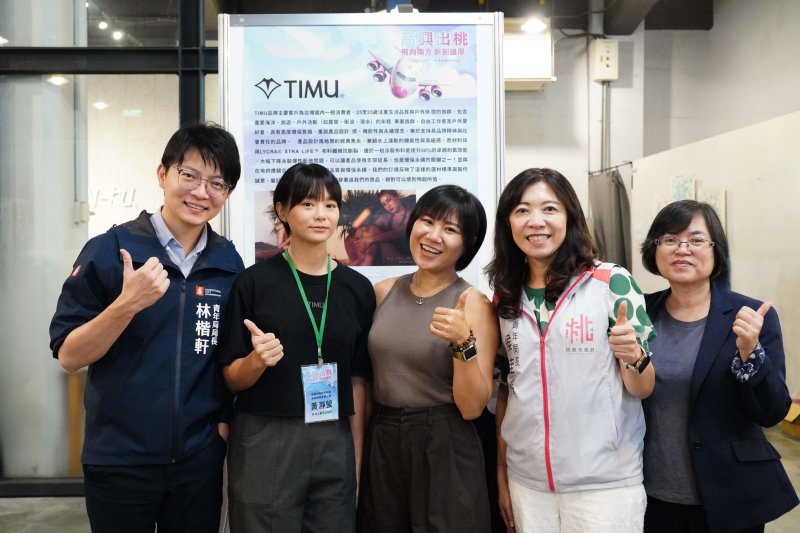 高市青年局輔導團隊渧牧國際有限公司現場設攤，並與高雄青年局長林楷軒（左一）與桃園市青年局長侯佳齡（右二）合影，會中互相交流心路歷程、品牌經營、創意落地與合作策略。