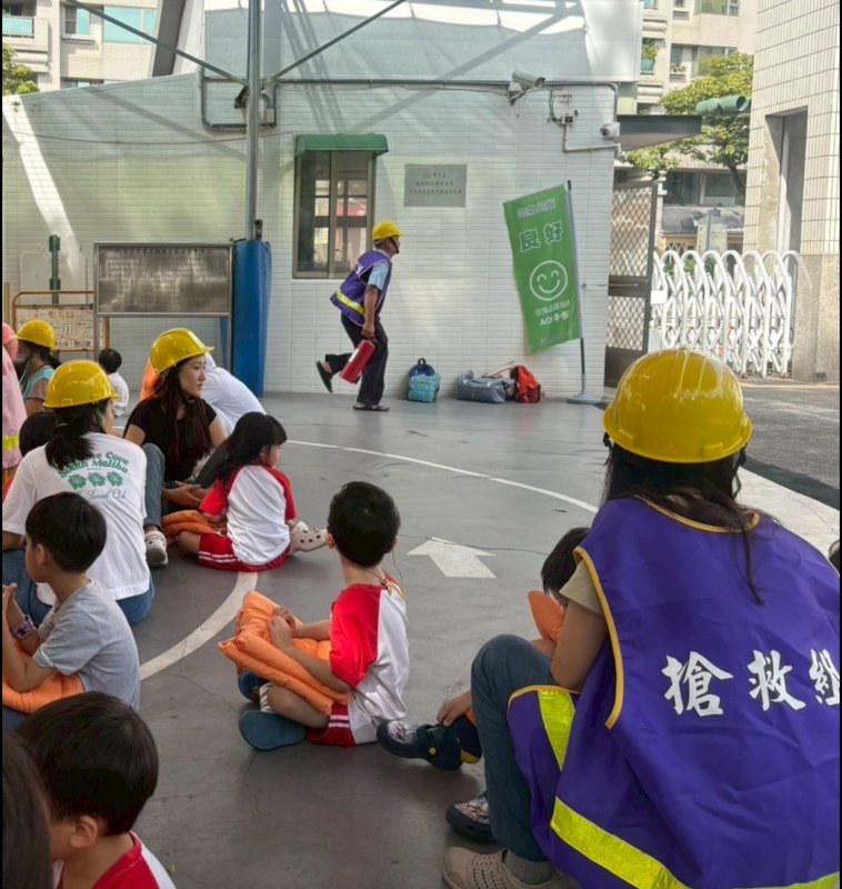 現場演練失火救火的橋段。（裕誠幼兒園提供））