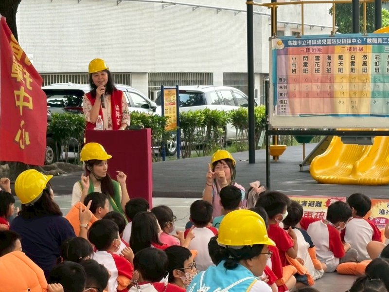 園長李縈絨擔任總指揮，在現場指揮調度。*裕誠幼兒園提供）