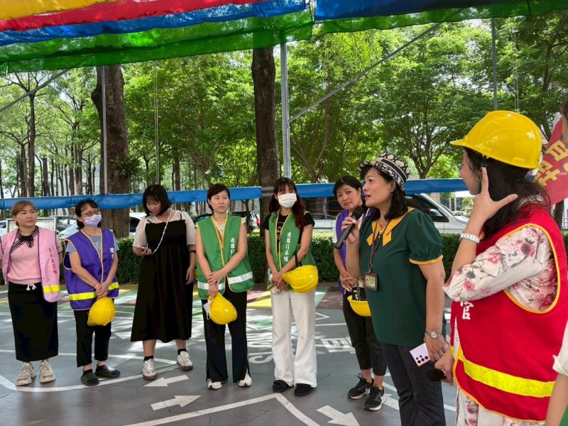 教育局督學沈素甜（右二），現場監督，演練全程獲好評。（裕誠幼兒園提供）