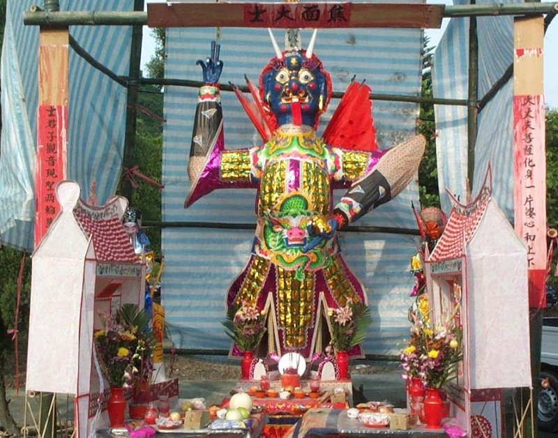 圖／旗美褒忠義民廟為客籍「六堆」公廟，一年一度的義民節普渡，最後焚燒「大士爺」送鬼回鬼門關目。（黃山高攝）