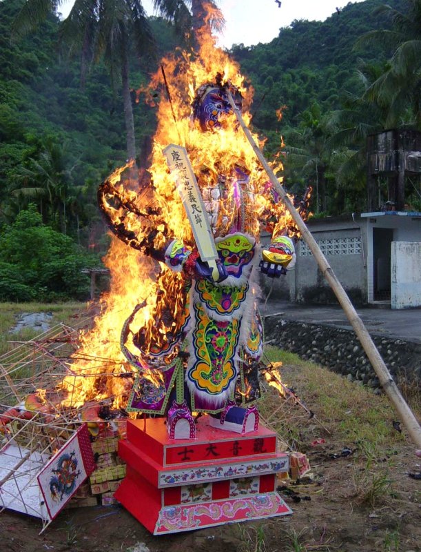 圖／旗美褒忠義民廟為客籍「六堆」公廟，一年一度的義民節普渡，最後焚燒「大士爺」送鬼回鬼門關目。（黃山高攝）
