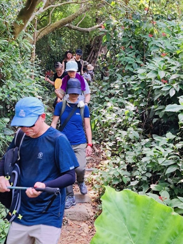 生態導覽及公益淨山。