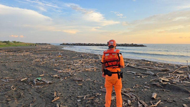 樺加沙颱風逼近，海巡嚴禁觀浪違者最高罰25萬。（海巡署提供）