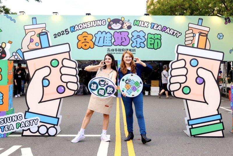 觀光局局長與法籍網紅Anna合照