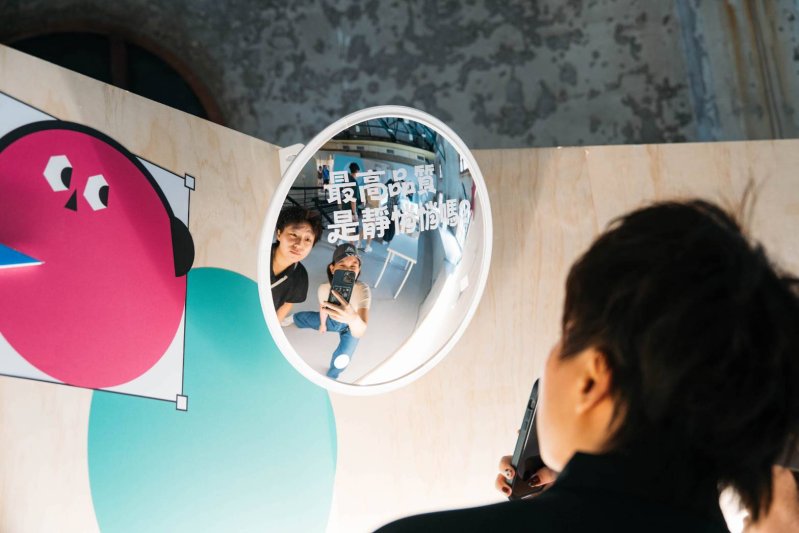 「互動創作區」邀請觀展者透過印章創作特製書籤，另設有互動拍照點留下最高品質認證的模樣。