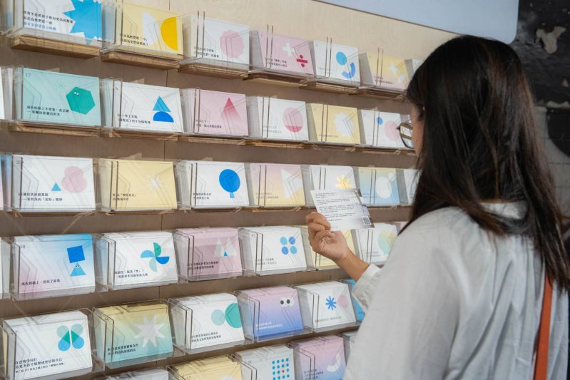 「故事卡區」收錄超過_60_則教育現場故事，觀展者可從中挑選最有感的故事卡收藏。