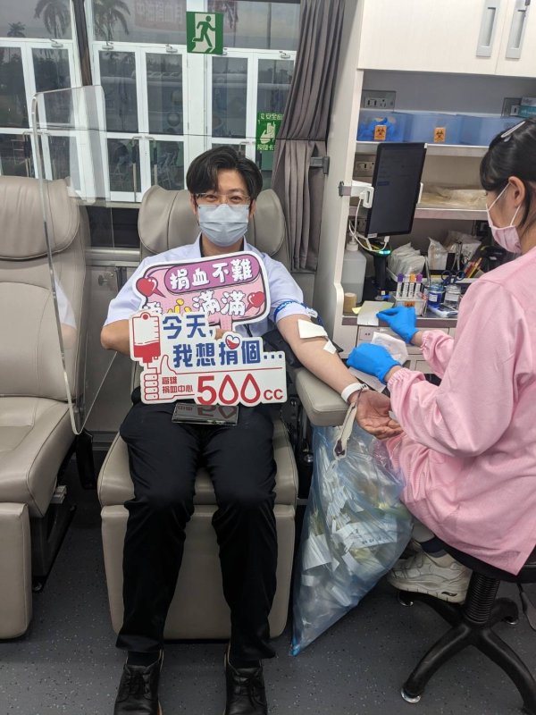 中油公司南部採購中心顏豪主任挽袖捐血。