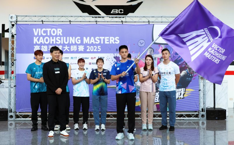 世大運男單冠軍 丁彥宸 揮舞大會旗。