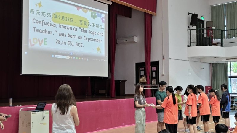 以詩句敬師化作卡片，一甲國中教師節暖心驚喜。（教育局提供）