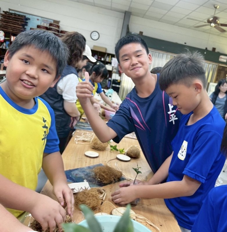 體驗課程從「香蕉取纖」開始，志工帶領孩子們親手抽取植物纖維，理解資源循環再利用的重要性。
