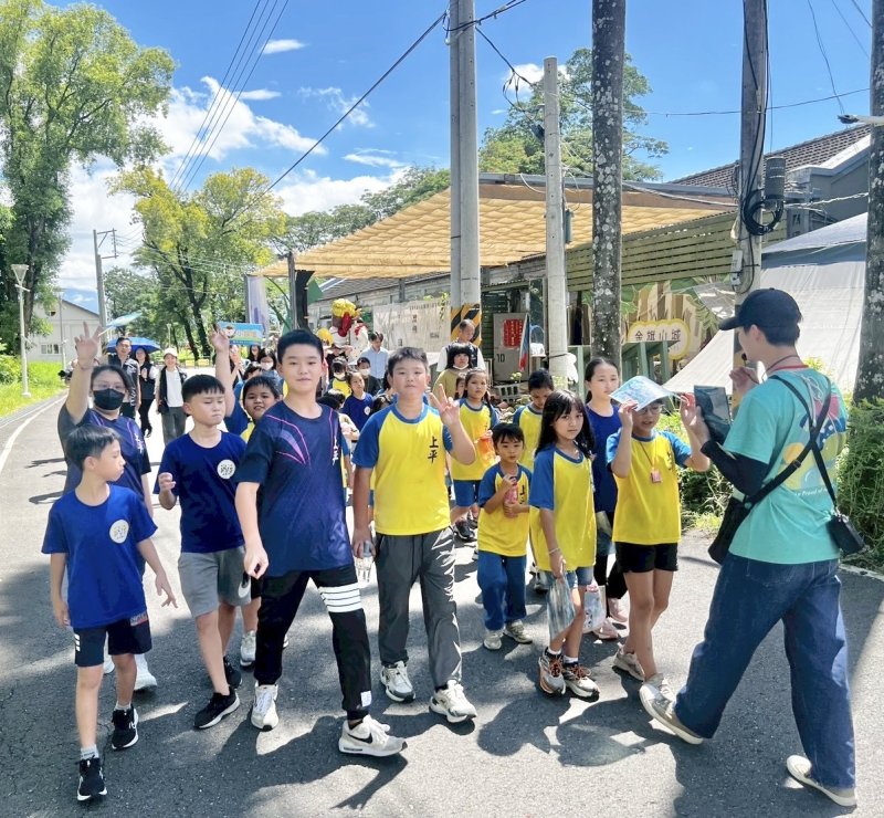 高雄市上平國小與屏東縣霧臺國小學童走訪旗山的「東九道之驛—旗糖農創園區」。