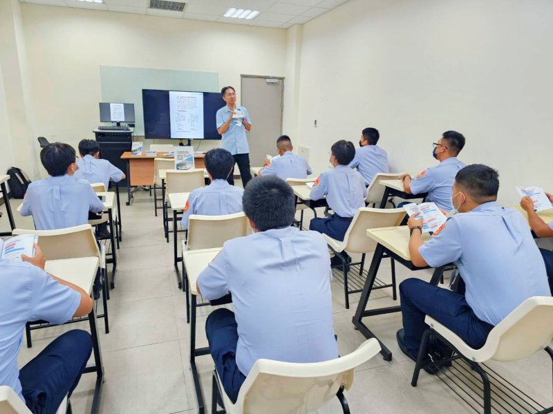 海巡署南部分署彙編完成《海巡新進人員廉政指引手冊》，讓剛入營的新血能立即熟悉海巡工作的規範要求。（海巡署提供）