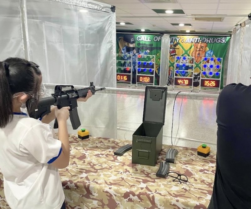 設置VR射擊體驗、多媒體識毒園地、拒毒噴漆塗鴉牆、掃毒娃娃機與夜市童玩等，以「新興毒品怪物」為假想敵，透過寓教於樂的方式培養學生拒毒決心。