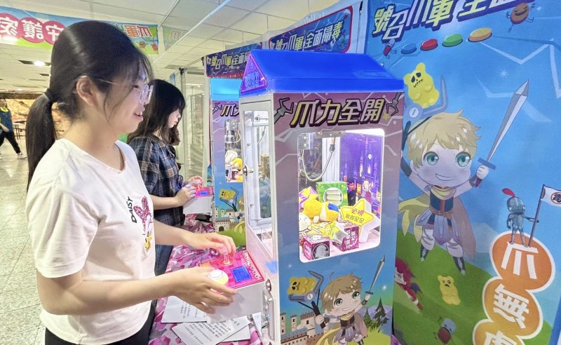 設置VR射擊體驗、多媒體識毒園地、拒毒噴漆塗鴉牆、掃毒娃娃機與夜市童玩等，以「新興毒品怪物」為假想敵，透過寓教於樂的方式培養學生拒毒決心。