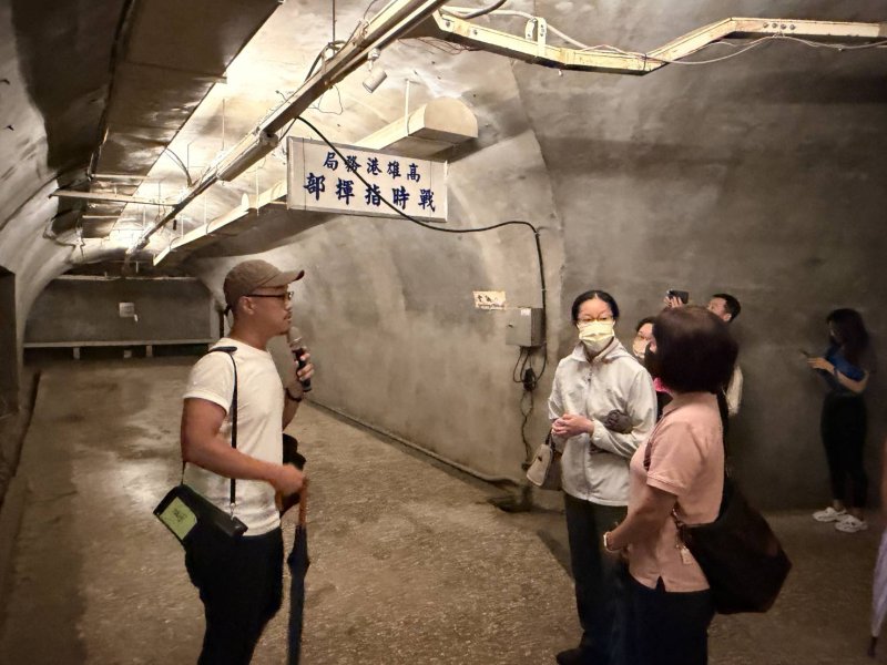 從課桌到戰備洞，高市教育局強化校園防災。（教育局提供）