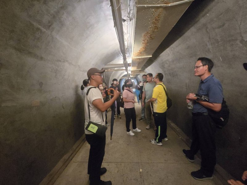 從課桌到戰備洞，高市教育局強化校園防災。（教育局提供）