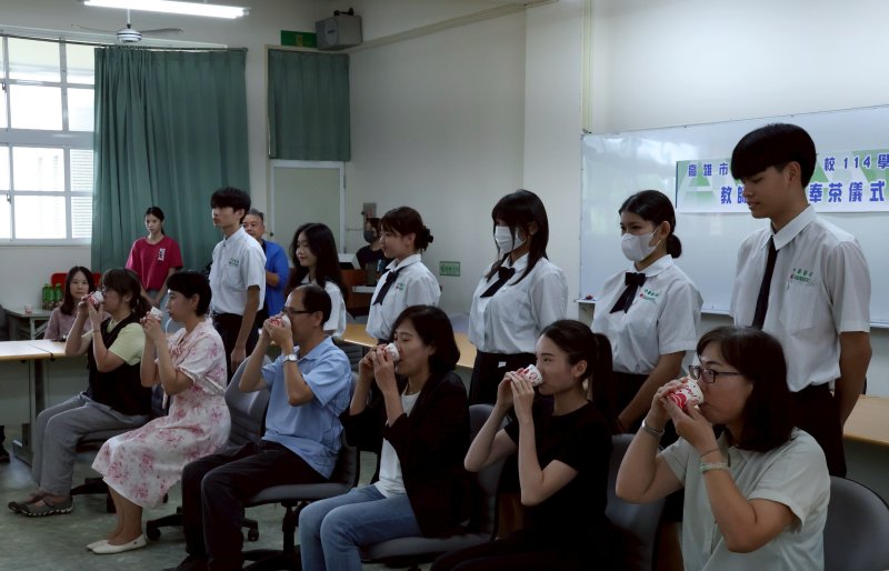 茶香氤氳，溫馨時刻，學生將手中這杯茶奉給班級導師，這是一杯杯來自學生們最誠摯的感恩