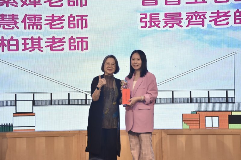 董事長頒發服務十年深優良教師。