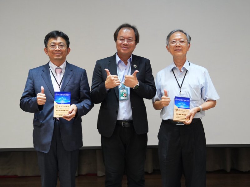 左起：國立中山大學校長 李志鵬、日月光 副總經理 李政傑、成功大學 名譽講座教授 林光隆。
