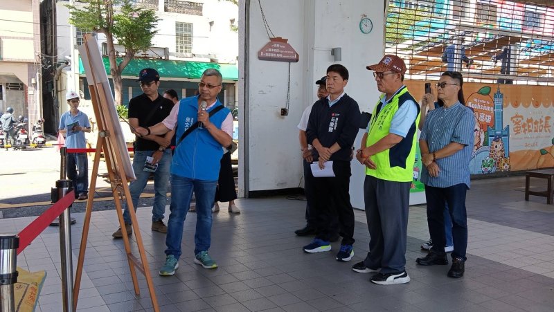高雄市議會農林委員會考察旗津，針對「旗后漁港碼頭整建工程」與「旗津區大潮積水改善計畫」進行實地考察，並參觀「新濱町海洋廚房」的營運模式。（高雄市議會提供）