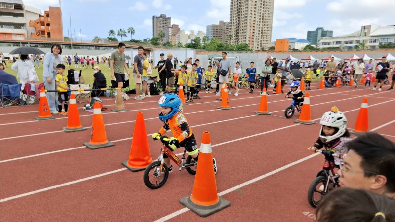 幼兒滑步車，小小選手萌步向前 圖8. 民眾體驗國防戰技競賽。（運發局提供）