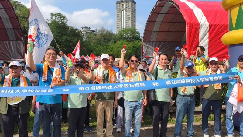 逾2千多人的健走活動，在校長楊慶煜、總會長朱溥霖、副校長、副總會長、貴賓的鳴槍下，正式起跑。(漾新聞記者／陳雯萍攝)