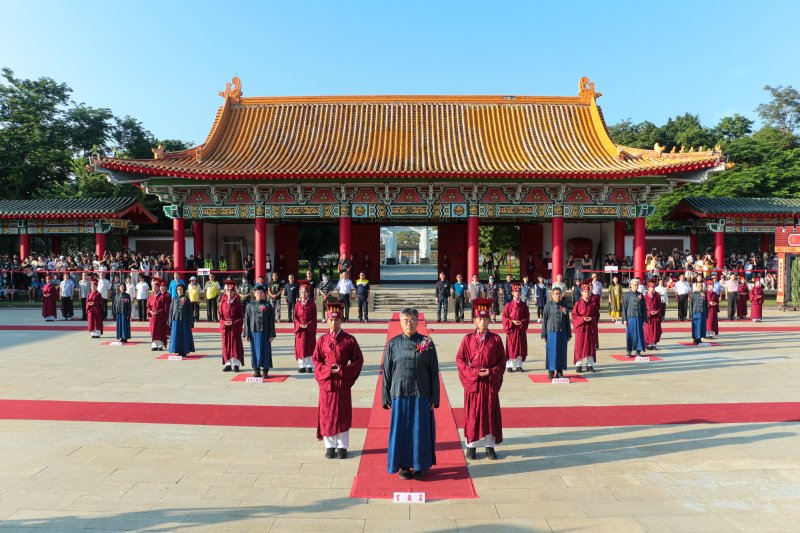 高雄市政府在左營孔廟舉行祭孔大典，副市長李懷仁擔任正獻官，帶領師生親子敬師祭孔。（高雄市歷史博物館提供）