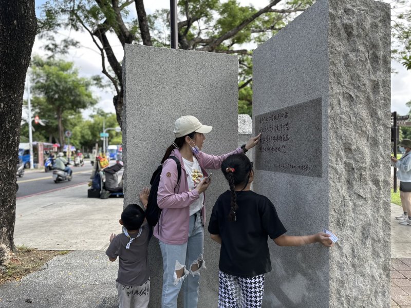 詩境走讀，循著詩人的詩碑足跡，讓詩走入生活。(客委會提供)