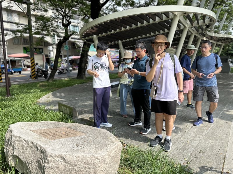 詩境走讀，循著詩人的詩碑足跡，讓詩走入生活。(客委會提供)