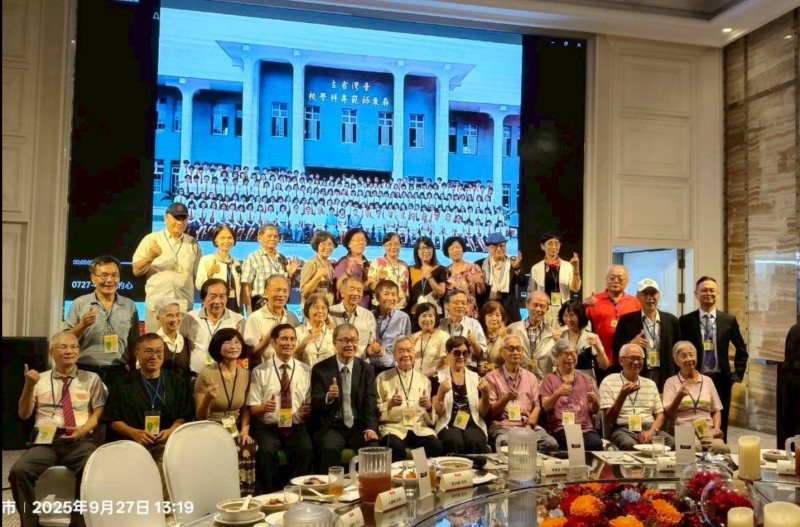 教育部長鄭英耀教師節南下敬師，與高齢90歲老校長相見歡，屏師敬師餐會有洋蔥。(記者陳雯萍攝)